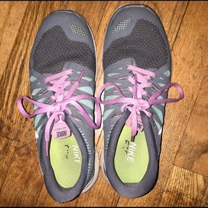 BARELY WORN Nike sneakers